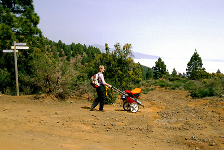 mit dem gogo-kid auf einem Schotterweg abw�rtts, vom Berg ans Meer