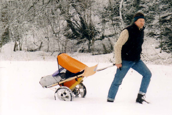 mit dem trekking stroller gogo-kid  durch den Schnee., die  Kinderschneeschaufel ist f�r die Show